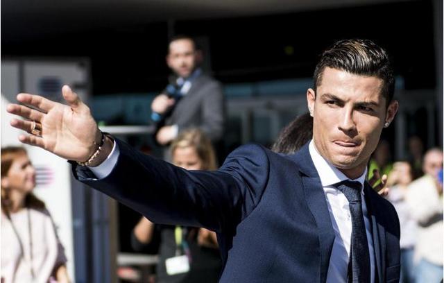 达成尤文生涯200场里程碑，洛卡特利获赠纪念球衣（洛卡特利迎来尤文第200场里程碑，获赠纪念球衣）