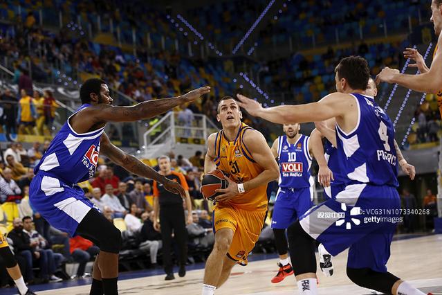 半场战报：米兰0-0拉齐奥，迈尼昂献神扑，红黑军团0射正（半场简报：米兰与拉齐奥互交白卷，迈尼昂神勇扑救，红黑军团零射正）