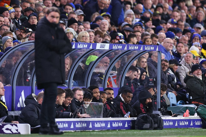 邵佳一告诫小球员：怎么能喝可乐呢，光跟老队员学散漫了（邵佳一批评小将：别学老队员散漫，怎么还能喝可乐？）