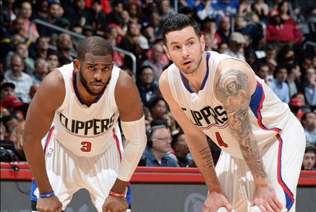 尴尬，一英格兰球迷在阿尔巴尼亚主场被旋转闸门卡住（英格兰球迷在阿尔巴尼亚主场被旋转闸门困住，场面尴尬）