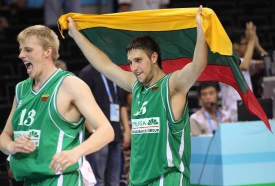 川超联赛出现暴力事件，凉山队球员比赛结束后飞踹裁判（川超联赛赛后爆发冲突：凉山队球员飞踹裁判）