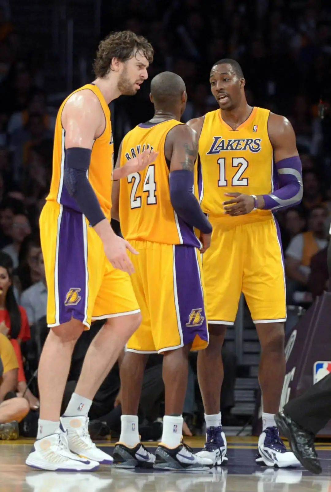 萨里：建议把VAR设备放的离替补席远一点，裁判需要冷静判断（萨里建议将VAR设备远离替补席，裁判需在冷静环境中判罚）