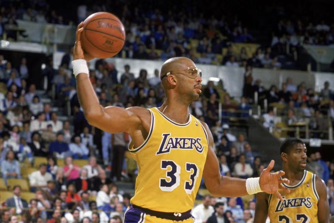 擅打硬仗！曼联对阵上半区球队豪取15分，位列英超球队之首（硬仗之王！曼联对上半区豪取15分，此项数据领跑英超）